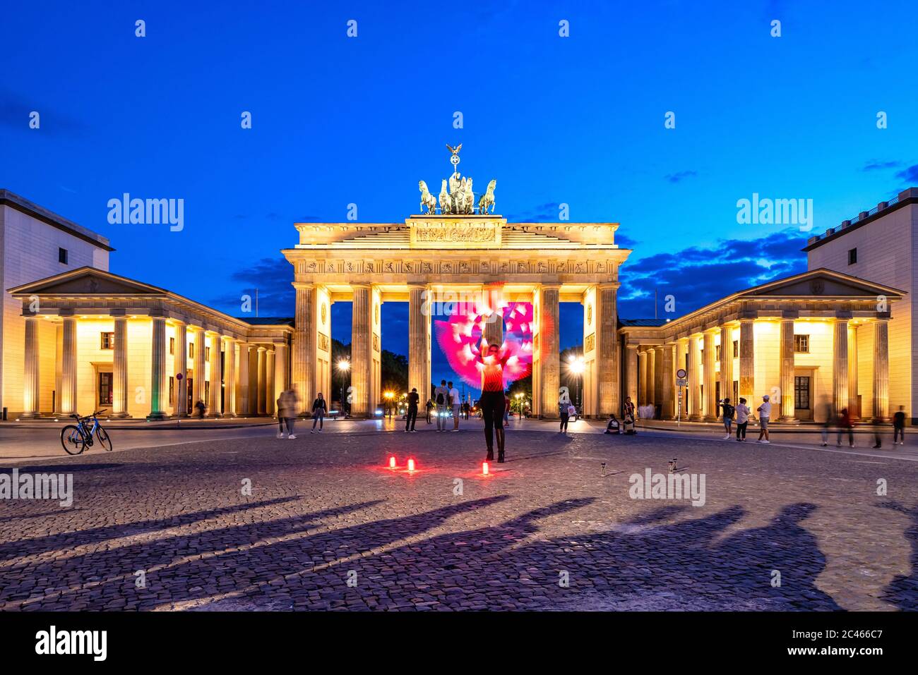 22.06.2020, Berlin, mit der "Nacht des Lichts" im Nachhinein vom 22. Bis 23. Juni 2020 macht die Veranstaltungsbranche auf ihre Bedürfnisse aufmerksam, die durch die Coronakrise, die Sperrung und die harten Einschränkungen bei Ereignissen verursacht werden. In ganz Deutschland wurden Gebäude mit rotem Licht beleuchtet, um eine Marke zu machen. Im Bild das Brandenburger Tor, das wegen technischer Probleme nicht in Rot glänzt. Die Feuer- und Lichtkünstlerin Cherry Johnson führte dazu eine Performance auf. Weltweit eingesetzt Stockfoto