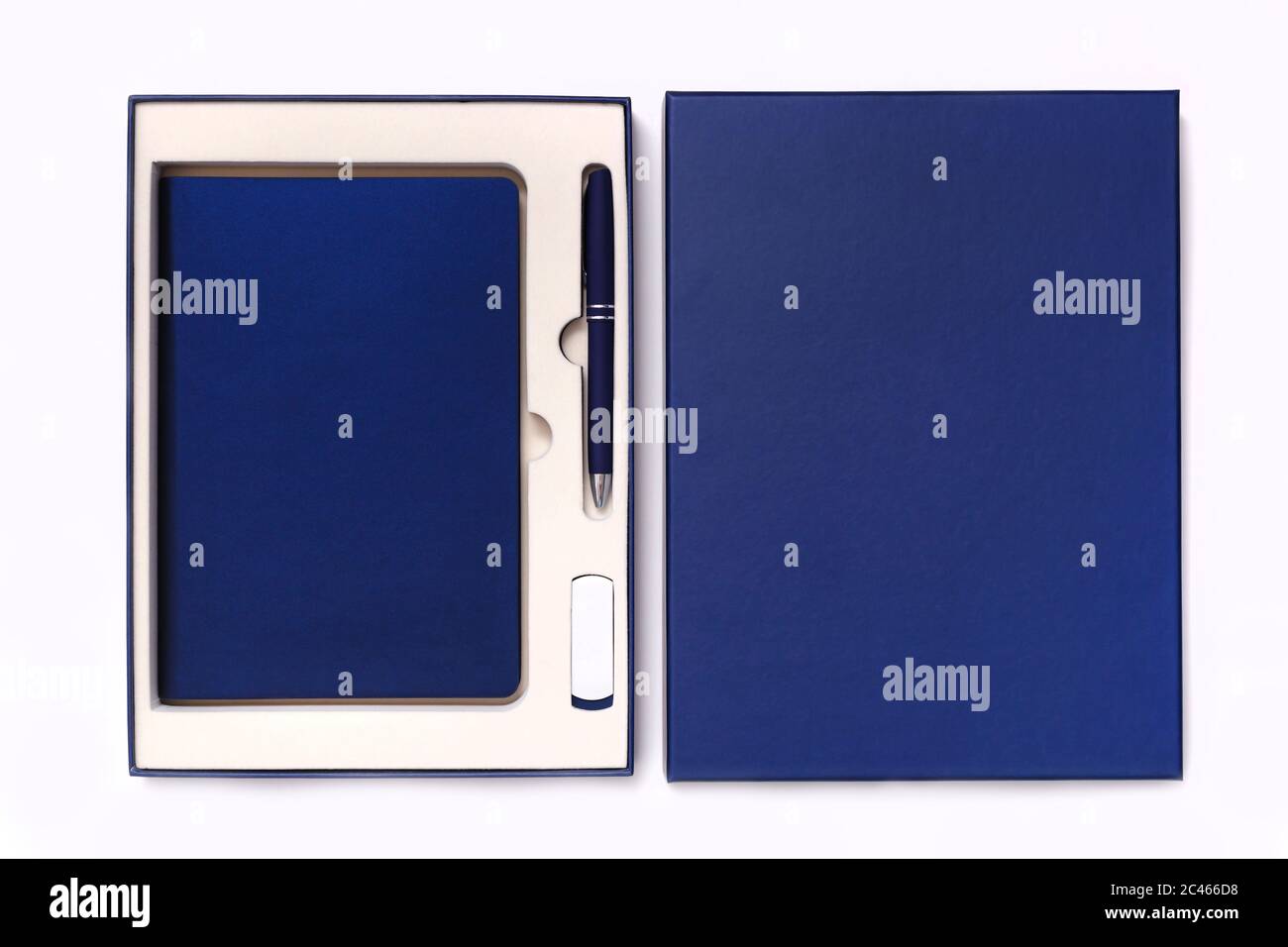 Corporate Style Box mit Stift, Flash-Laufwerk und Notebook isoliert auf weißem Hintergrund. Blick von oben Stockfoto