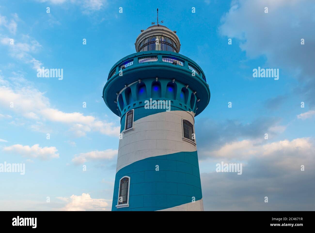 Der blau-weiße Leuchtturm auf dem Hügel Santa Ana und dem Viertel Las Penas, Guayaquil, Ecuador. Stockfoto