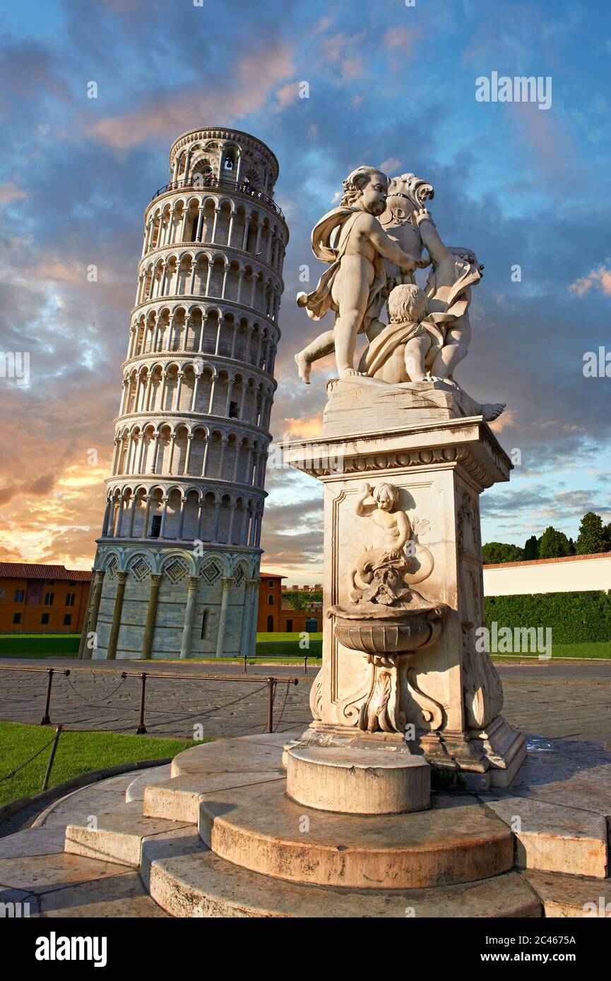 Blick auf den romanischen Schiefen Turm von Pisa, den Glockenturm, Piazza del Miracoli, Pisa, Italien Stockfoto
