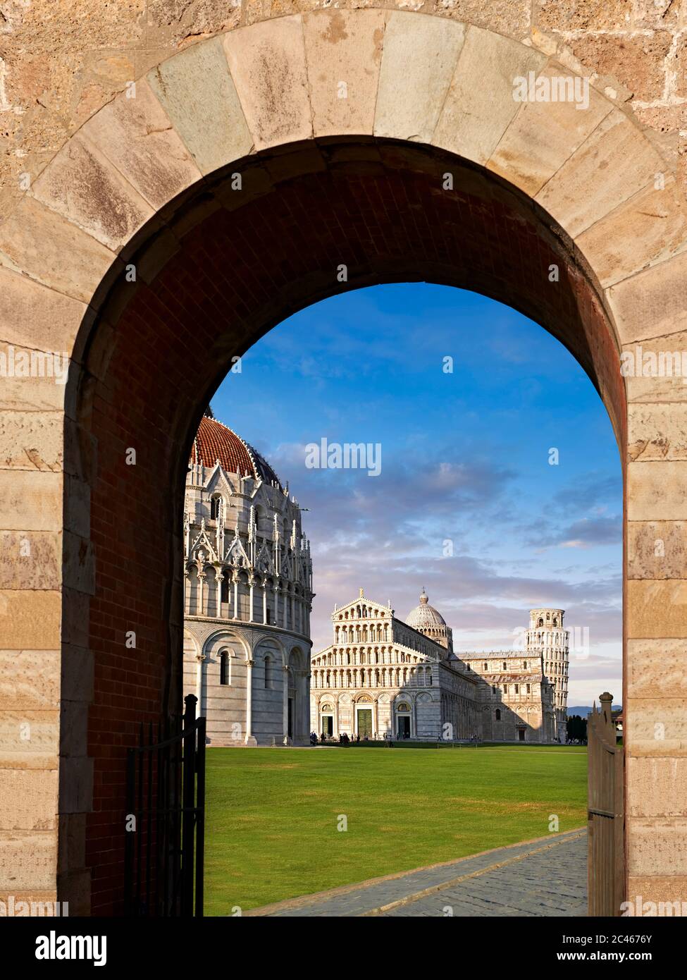 Blick auf die Piazza del Duomo durch das Haupttor, Pisa Italien Stockfoto