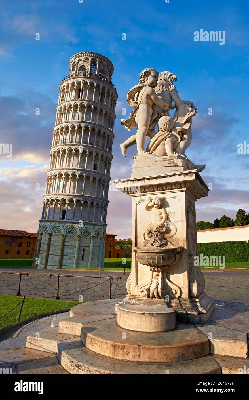 Blick auf den romanischen Schiefen Turm von Pisa, den Glockenturm, Piazza del Miracoli, Pisa, Italien Stockfoto