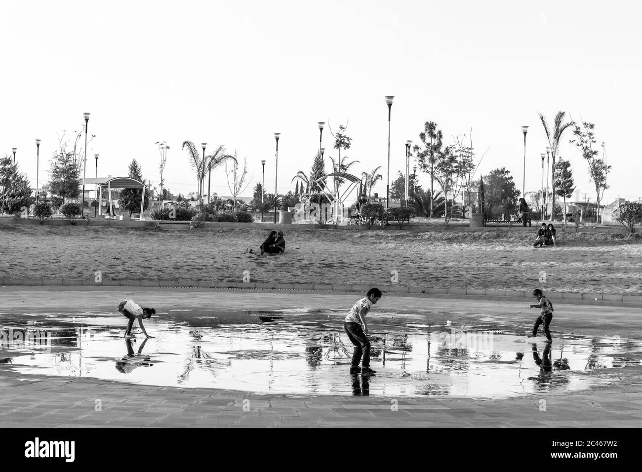 MEXIKO, MEXIKO - 21. Feb 2019: Niños jugando con agua en el parque Stockfoto