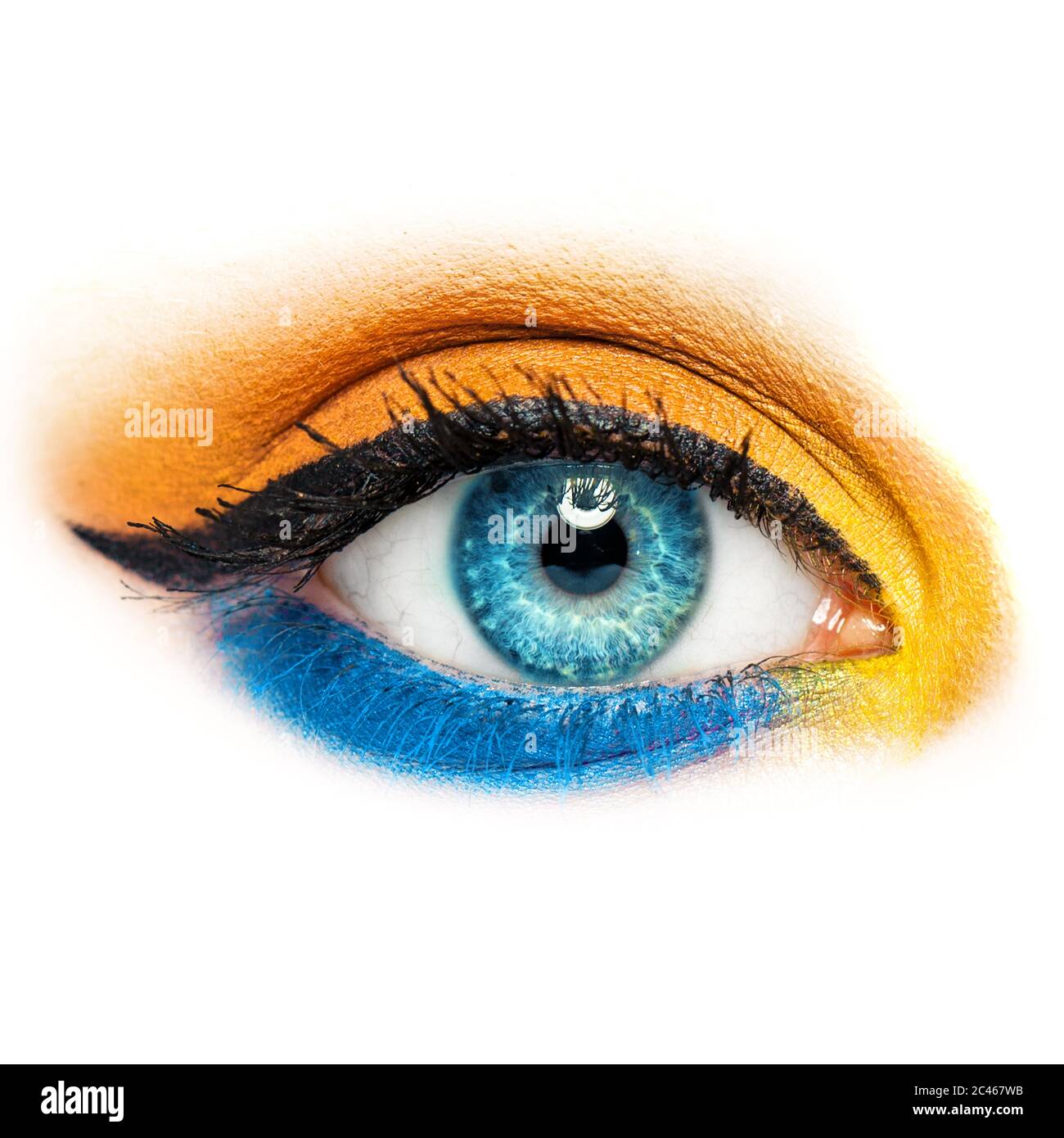 Auge mit Make-up auf weiß. Lebhaft blau und gelb Lidschatten und schwarzen  Eyeliner Pfeil Stockfotografie - Alamy