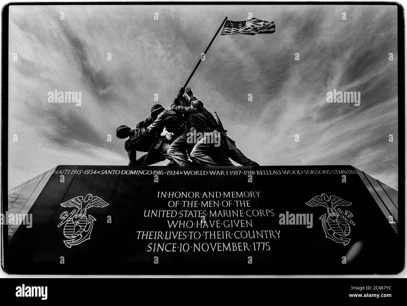 Marine Corps war Memorial Arlington County Virginia USA. Iwo Jima Memorial 1988 das United States Marine Corps war Memorial (Iwo Jima Memorial) ist ein nationales Denkmal in Arlington County, Virginia, in den Vereinigten Staaten. Das Denkmal wurde 1954 allen Marines gewidmet, die seit 1775 ihr Leben zur Verteidigung der Vereinigten Staaten hingegeben haben.[1] Es befindet sich im Arlington Ridge Park mit George Washington Memorial Parkway,[2] in der Nähe des Ord-Weitzel-Tores zum Arlington National Cemetery und dem Netherlands Carillon. Das Denkmal wurde 1955 dem Nationalparkdienst übergibt. Der Krieg mem Stockfoto