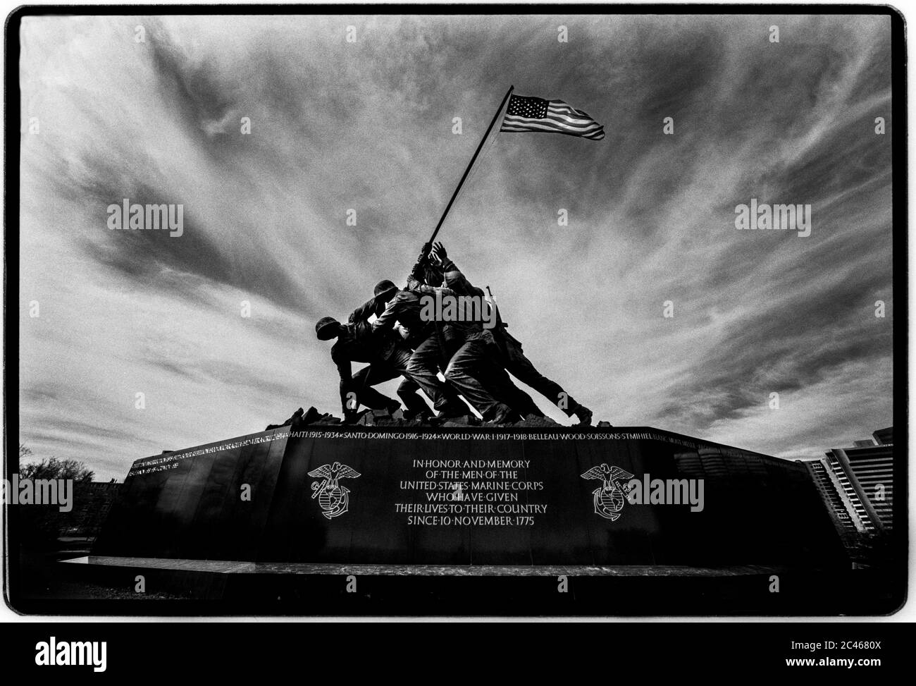 Marine Corps war Memorial Arlington County Virginia USA. Iwo Jima Memorial 1988 das United States Marine Corps war Memorial (Iwo Jima Memorial) ist ein nationales Denkmal in Arlington County, Virginia, in den Vereinigten Staaten. Das Denkmal wurde 1954 allen Marines gewidmet, die seit 1775 ihr Leben zur Verteidigung der Vereinigten Staaten hingegeben haben.[1] Es befindet sich im Arlington Ridge Park mit George Washington Memorial Parkway,[2] in der Nähe des Ord-Weitzel-Tores zum Arlington National Cemetery und dem Netherlands Carillon. Das Denkmal wurde 1955 dem Nationalparkdienst übergibt. Der Krieg mem Stockfoto