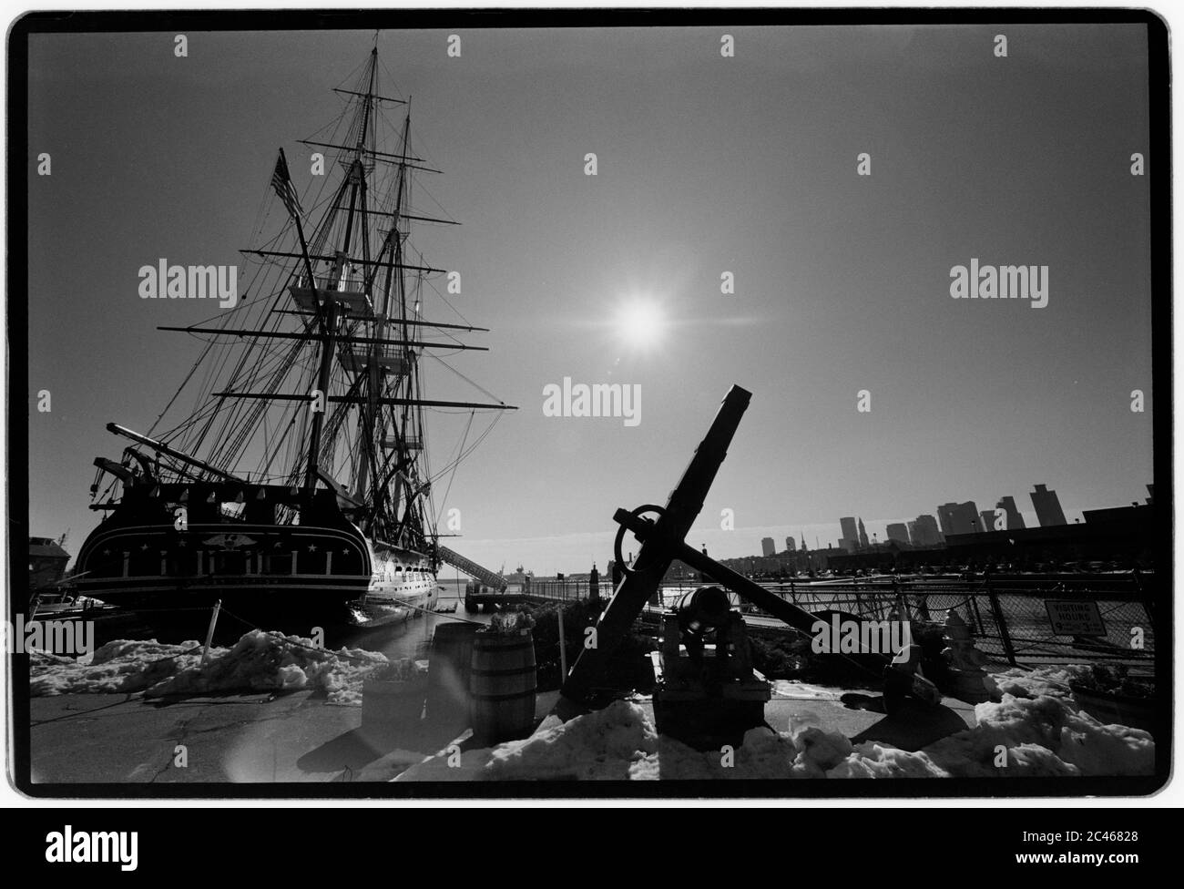 USS Constitution Boston Harbor 1988. USS Constitution, auch bekannt als Old Ironsides, ist eine hölzerne, dreimastige schwere Fregatte der United States Navy. Sie ist das älteste noch im Wasser befindliche Schiff der Welt.[Anmerkung 1] Sie wurde 1797 gestartet, eine von sechs ursprünglichen Fregatten, die vom Naval Act von 1794 zum Bau zugelassen und die dritte gebaut wurde. Der Name 'Constitution' war unter zehn Namen, die Präsident George Washington im März 1795 von Kriegsminister Timothy Pickering für die Fregatten, die gebaut werden sollten, vorgelegt wurden.[10][11] Joshua Humphreys entwarf die Fregatten Stockfoto