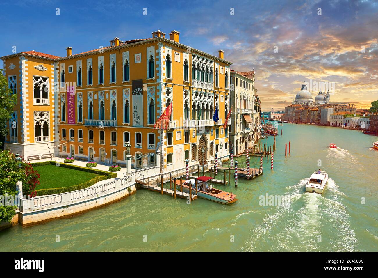 Der Canal Grande vom Ponte Accademia bei Sonnenuntergang; im Vordergrund Palazzo Cavalli-Franchetti Stockfoto