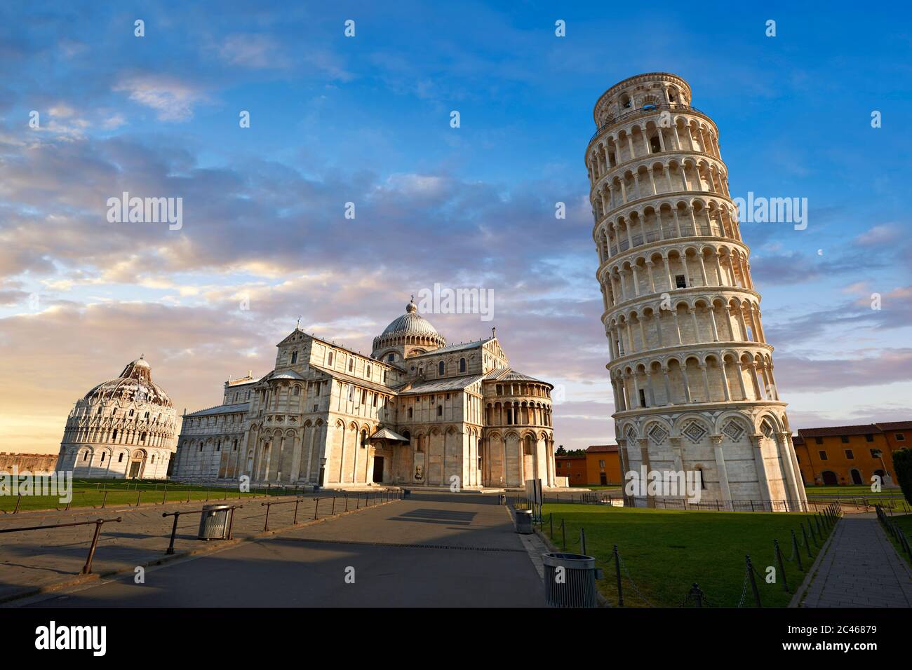 Blick auf den romanischen Schiefen Turm von Pisa, den Glockenturm Sonnenuntergang, Piazza del Miracoli, Pisa, Italien Stockfoto