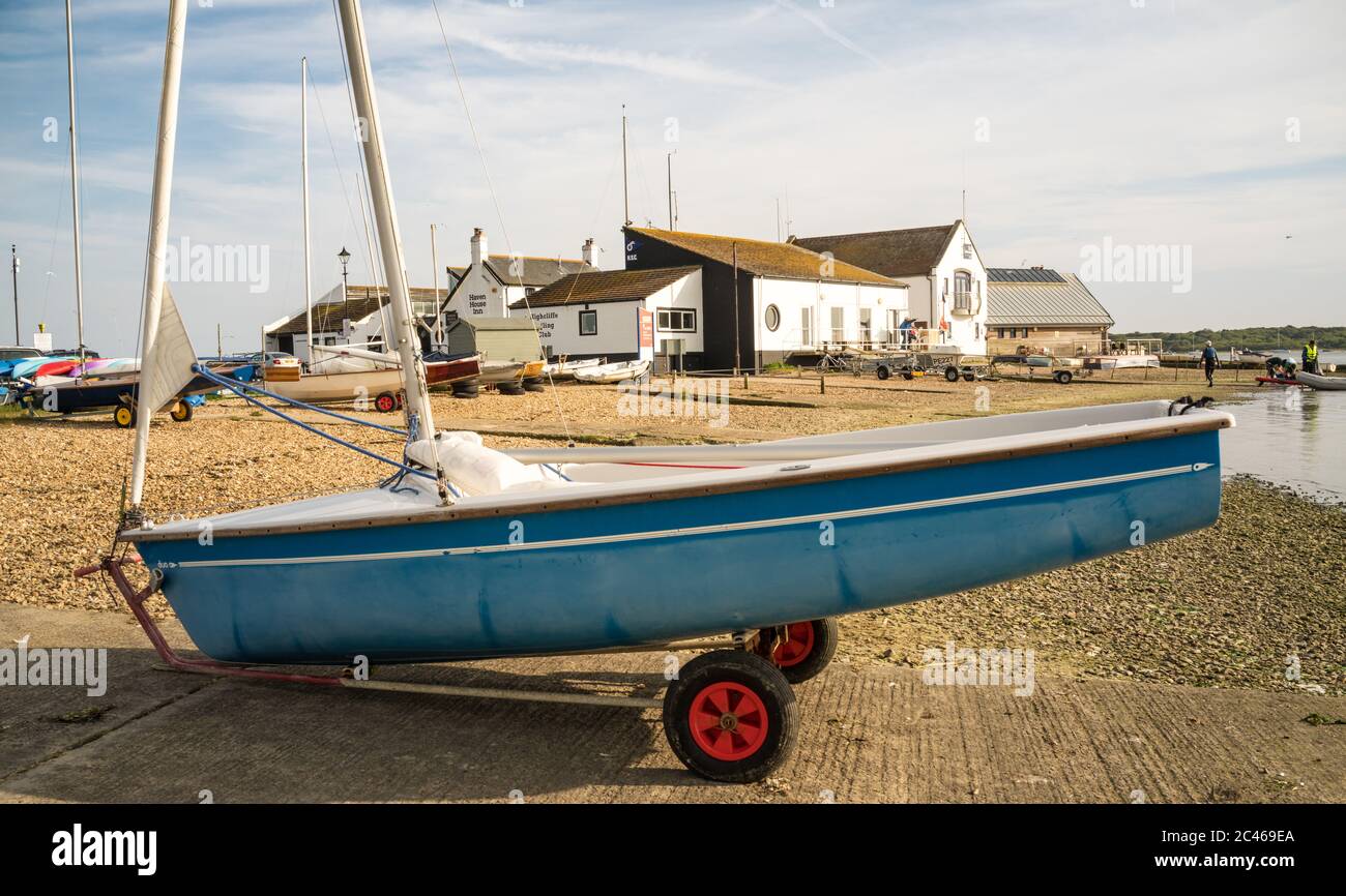 Yacht am Kai in Mudeford Quay Christchurch Stockfoto