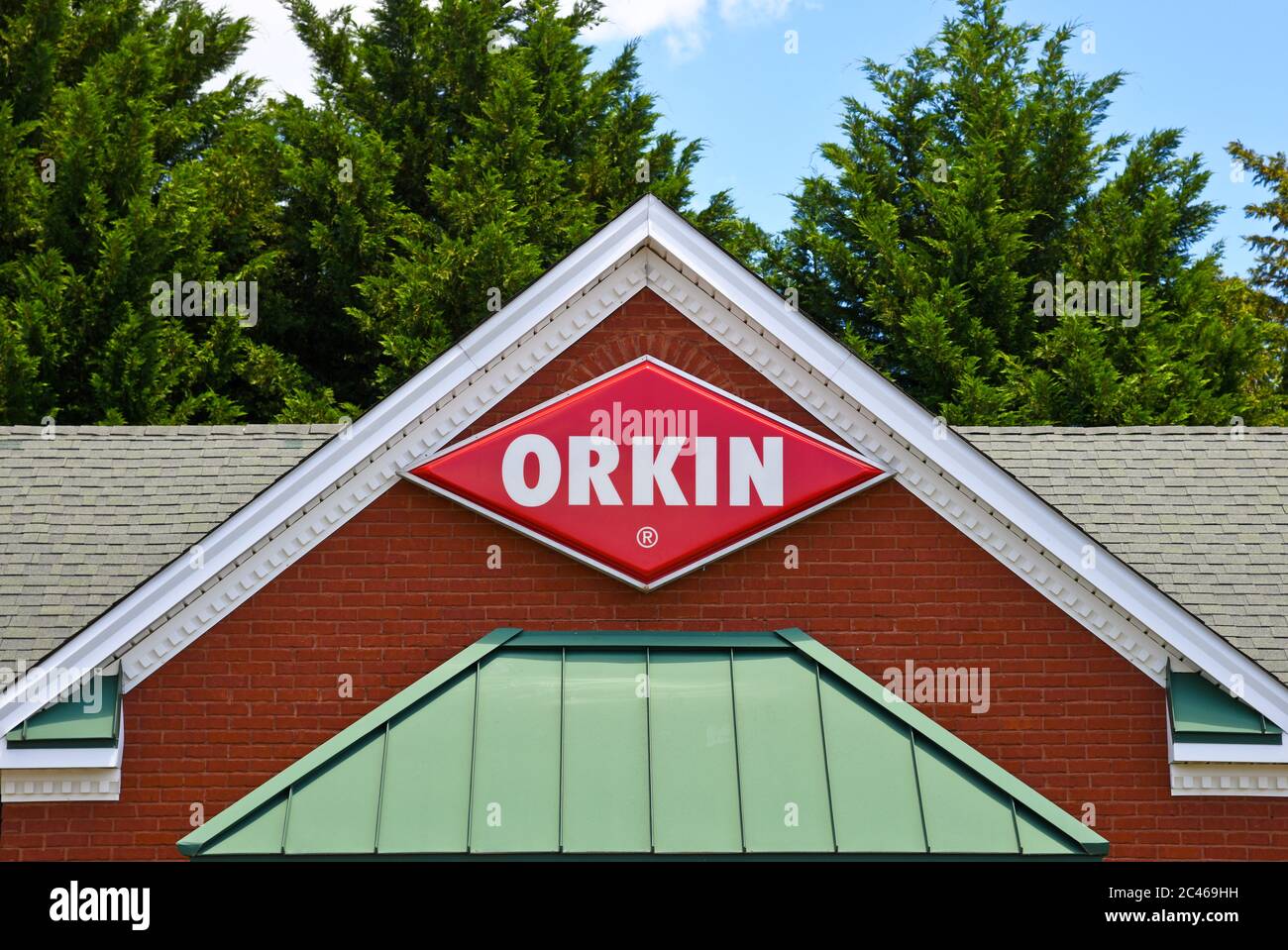 Villa Rica, Georgia / USA - 30. Mai 2020: Vorderansicht eines ORKIN-Bürohauses mit ORKIN-Logo über dem Eingang. . Stockfoto
