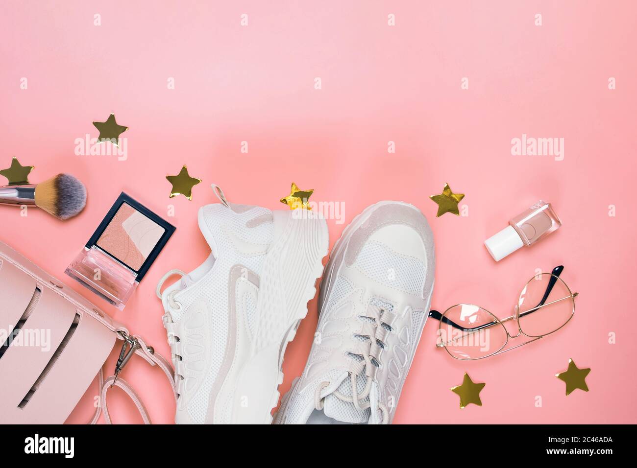 Sommer Mode Accessoires auf rosa Hintergrund. Stockfoto