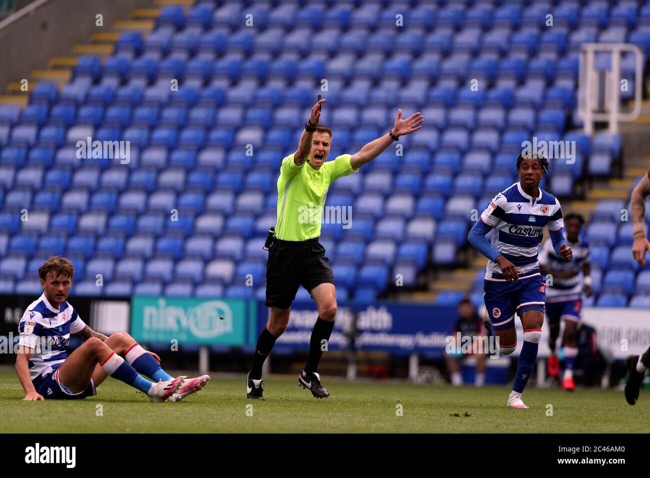 Schiedsrichter spielt Vorteil während des Sky Bet Championship-Spiels im Madejski-Stadion, Reading. Stockfoto