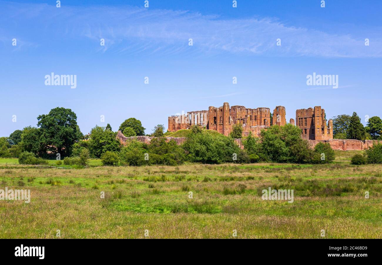 Die Ruinen von Kenilworth Castle aus dem Südwesten von Great Mere, Warwickshire, England Stockfoto
