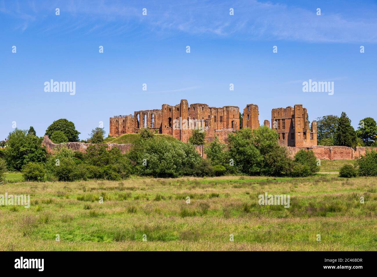 Die Ruinen von Kenilworth Castle aus dem Südwesten von der Great Mere, Warwickshire, England Stockfoto