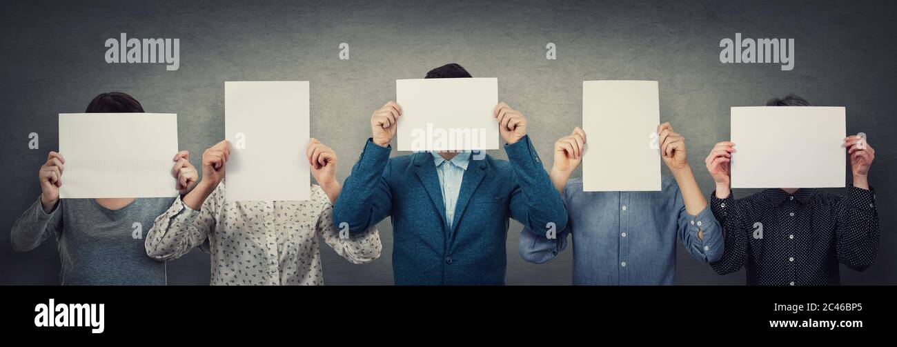 Gruppe von verschiedenen Menschen, Business-Team, jeder bedeckt sein Gesicht mit einem leeren White Paper. Teamwork-Denken und Kooperationsprozess. Untergetauchte Stockfoto