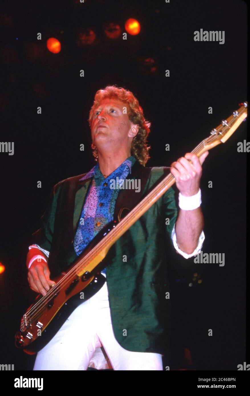 Ausländer auf der Bühne im Wembley Arena, London 1985, Bassist Richard Wills Stockfoto