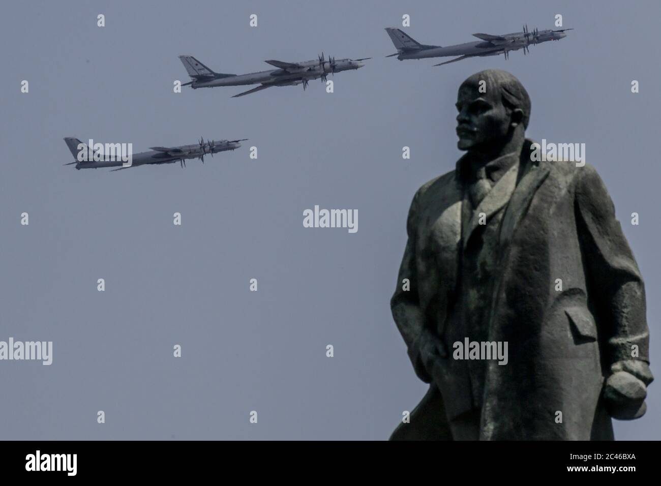 Russische Luftwaffe Tupolev TU-95MS Bomber fliegen in Formation über dem Wladimir Lenin Denkmal während der Victory Day Militärparade anlässlich des 75. Jahrestages der Nazi-Niederlage im Zweiten Weltkrieg am 24. Juni 2020. Die Parade war für den 9. Mai geplant, wurde aber wegen des Ausbruchs des Coronavirus (COVID-19) verschoben. Stockfoto