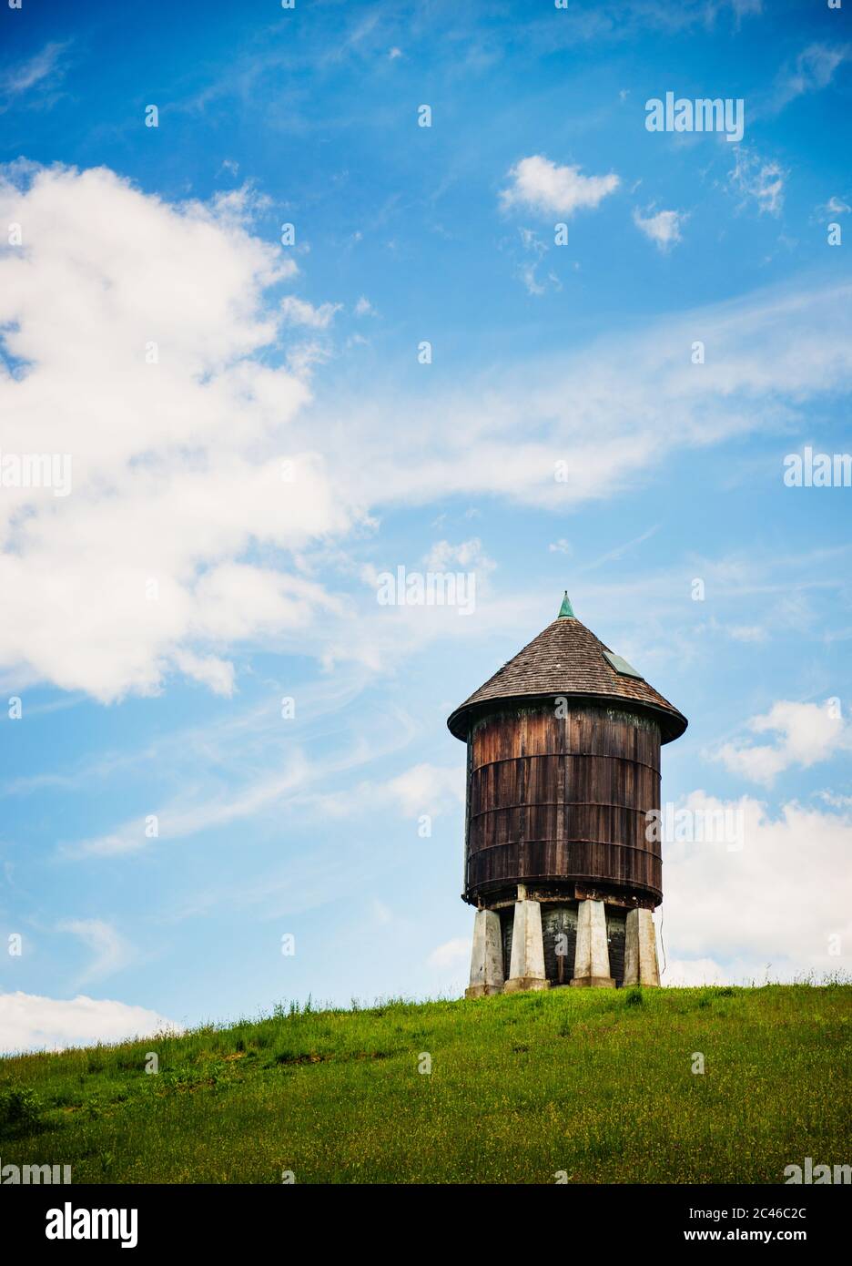 Alter Wasserturm auf einem grasbewachsenen Hügel entlang des appalachian Trail, New York Stockfoto