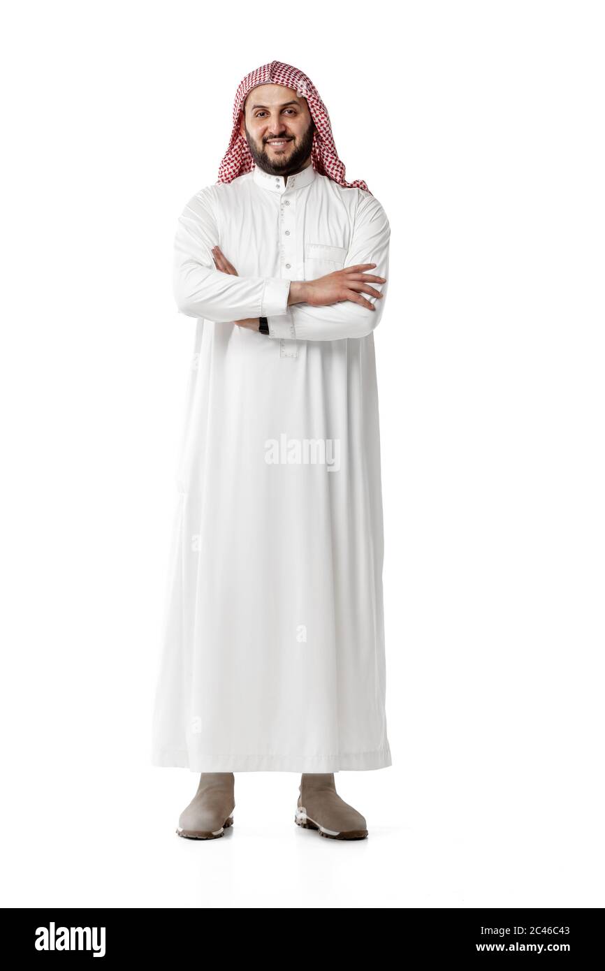 Lächelnder arabischer Mann Porträt isoliert auf weißem Studio Hintergrund. Nationalität, Kultur, Inklusion, Vielfalt. Selbstbewusster Geschäftsmann in traditioneller mittelöstlicher Kleidung mit Kopftuch. Unternehmen. Stockfoto