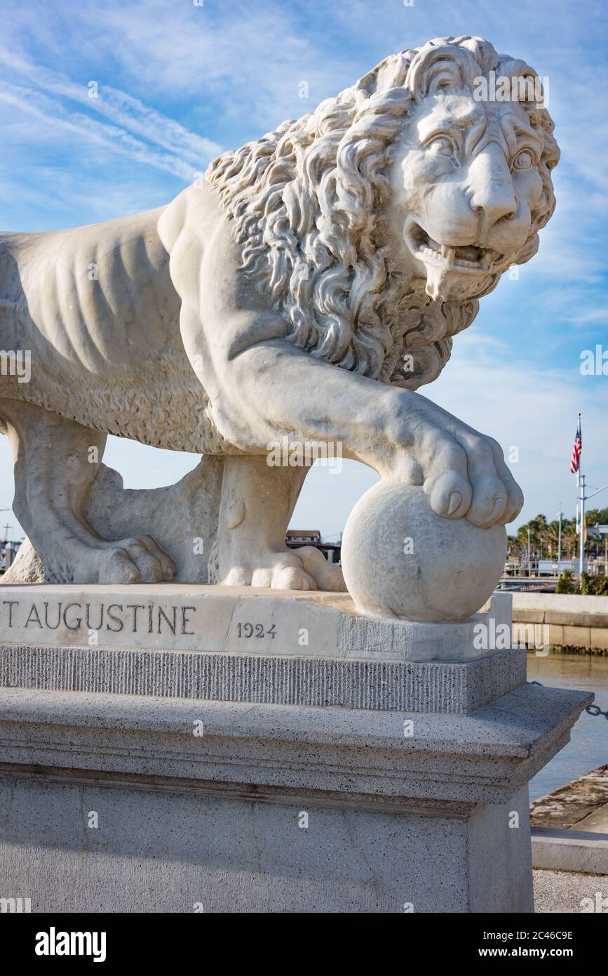 Weiße Carrara-Marmorlöwenstatue auf der Bridge of Lions über der Matanzas Bay in der historischen Old Town St., Augustine, Florida. (USA) Stockfoto