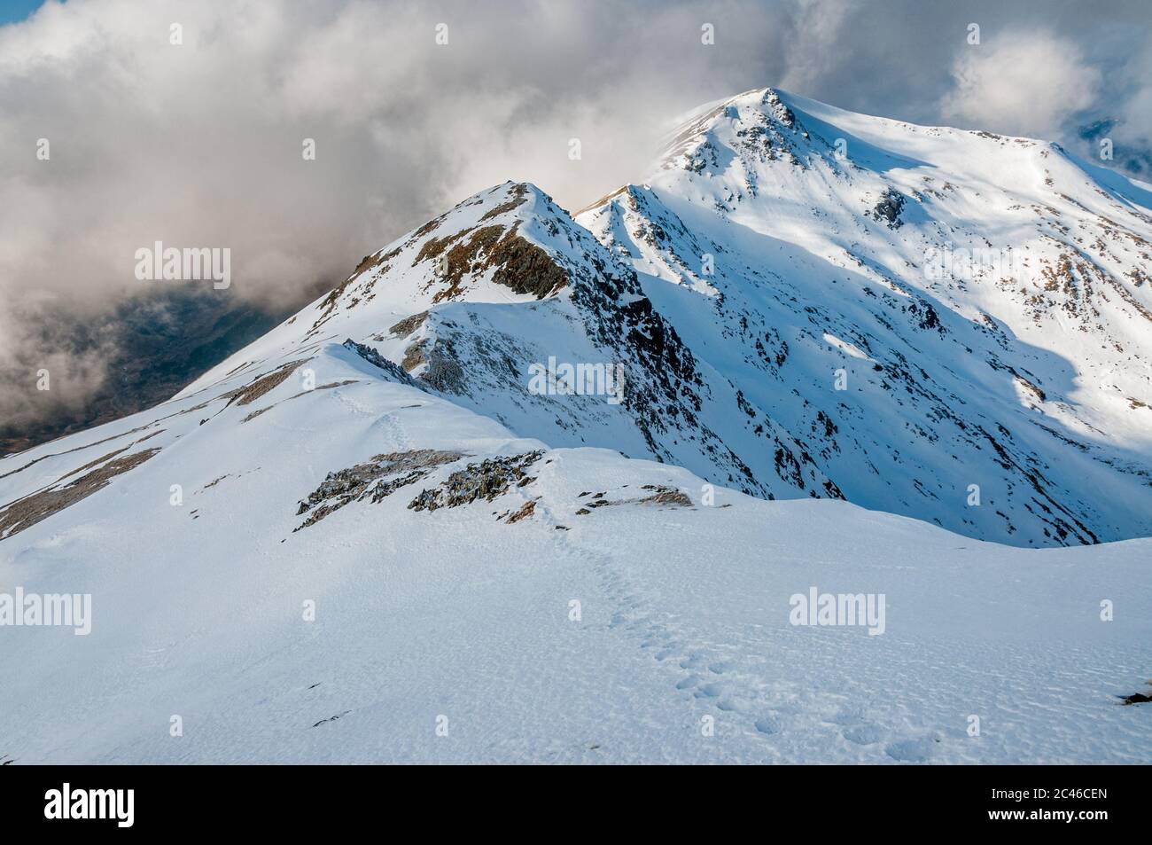 Fußabdrücke, die zu den munros von Sgurr na Ciste Duibhe und Sgurr Spanienan führen, lehren in den schottischen Highlands Stockfoto