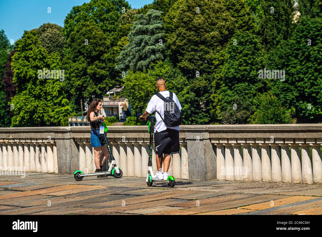Italien Piemont Turin Valentino Park - Menschen mit Elektro-Scooter Stockfoto