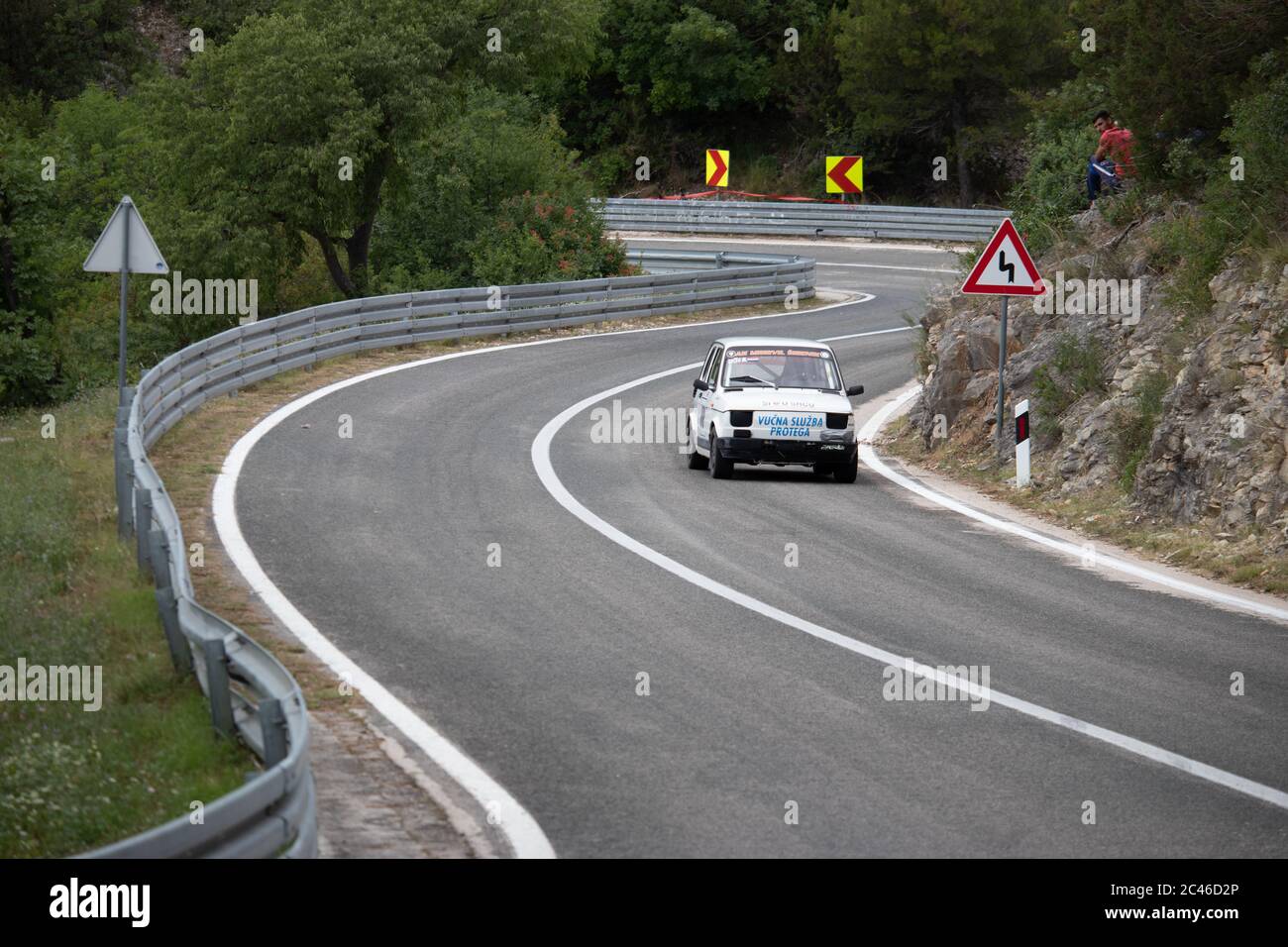 Skradin Kroatien, Juni 2020 einfacher weißer alter Fiat 126 modifiziert für Bergrennen, der den Berg hinauf fährt, durch eine Kurve mit hoher Geschwindigkeit Stockfoto