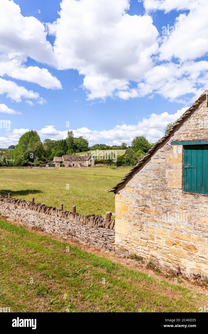 The Coln Valley - Blick auf Yanworth Mill am Fluss Coln in der Nähe des Cotswold Dorfes Yanworth, Gloucestershire UK Stockfoto