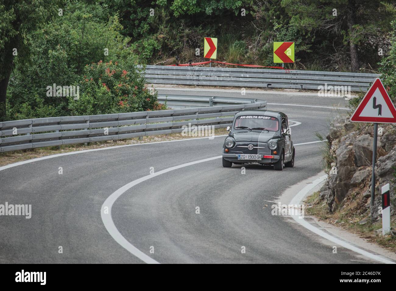 Skradin Kroatien, Juni 2020 einfacher weißer alter Fiat 500 modifiziert für Bergrennen, der den Berg hinauf fährt, durch eine Kurve mit hoher Geschwindigkeit Stockfoto