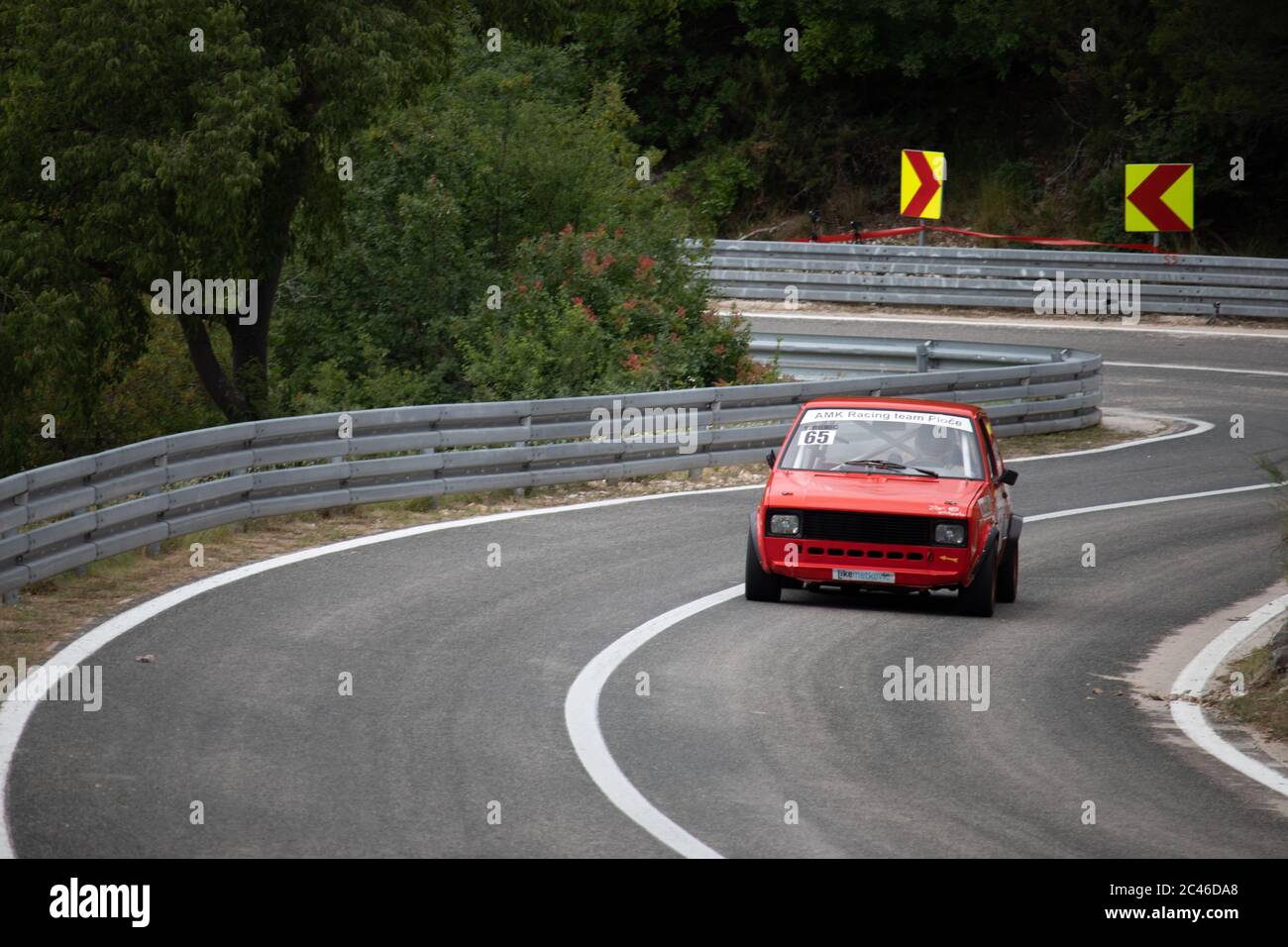 Skradin Kroatien, Juni 2020 einfacher roter alter jugoslawischer 'Yugo', modifiziert für Bergrennen, die den Berg hinauf fahren, durch eine Kurve mit hoher Geschwindigkeit Stockfoto