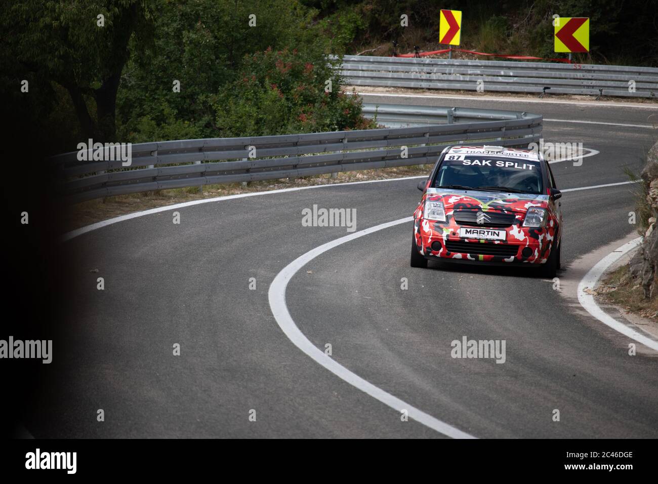 Skradin Kroatien, Juni 2020 Racing Citroen C2 bergauf auf auf einem Hügel, in arktischen Tiger rot weißen camo gemalt Stockfoto