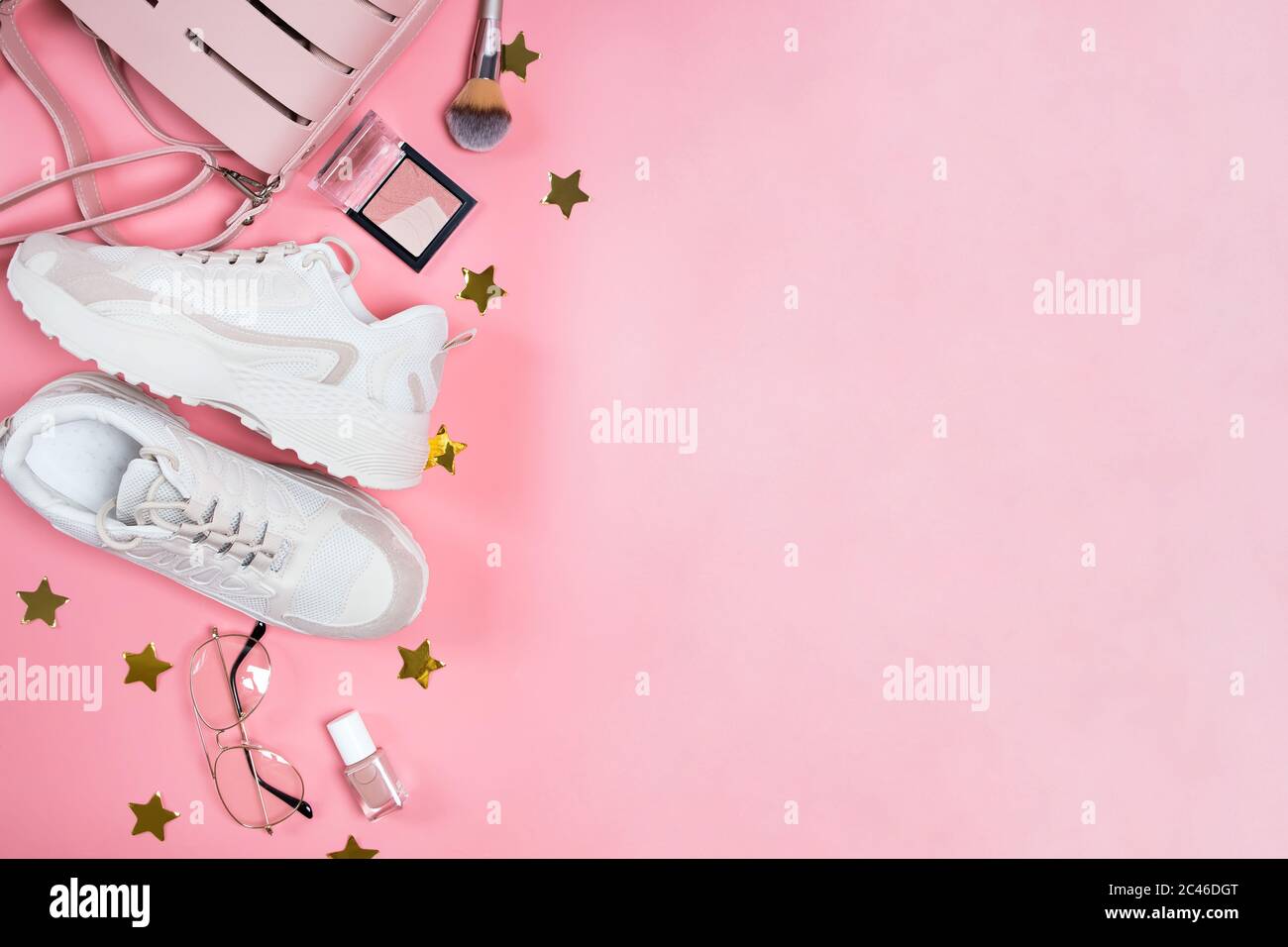 Sommer Mode Accessoires auf rosa Hintergrund. Stockfoto