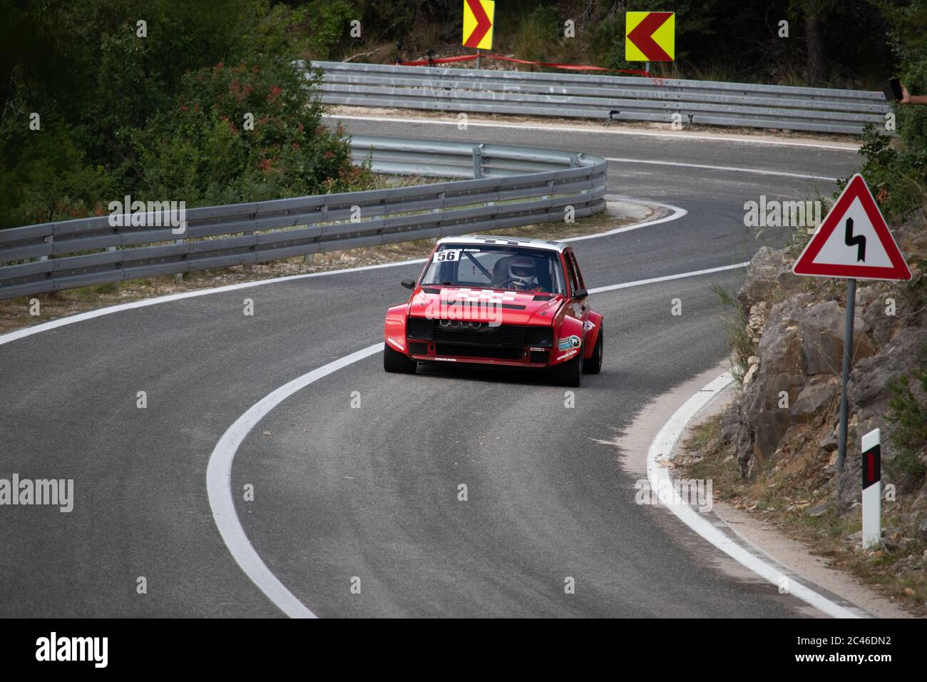 Skradin Kroatien, Juni 2020 einfacher roter alter jugoslawischer 'Yugo', modifiziert für Bergrennen, die den Berg hinauf fahren, durch eine Kurve mit hoher Geschwindigkeit Stockfoto