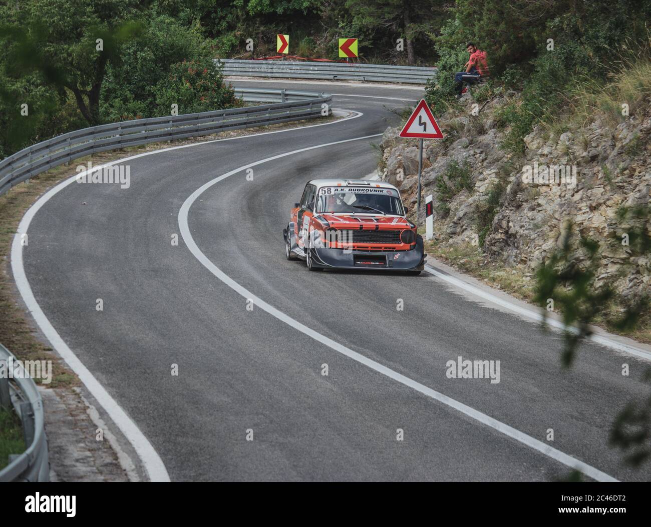 Skradin Kroatien, Juni 2020 einfacher grauer alter Timer, der für Bergrennen auf dem Hügel modifiziert wurde, der durch eine Kurve mit hoher Geschwindigkeit geht Stockfoto