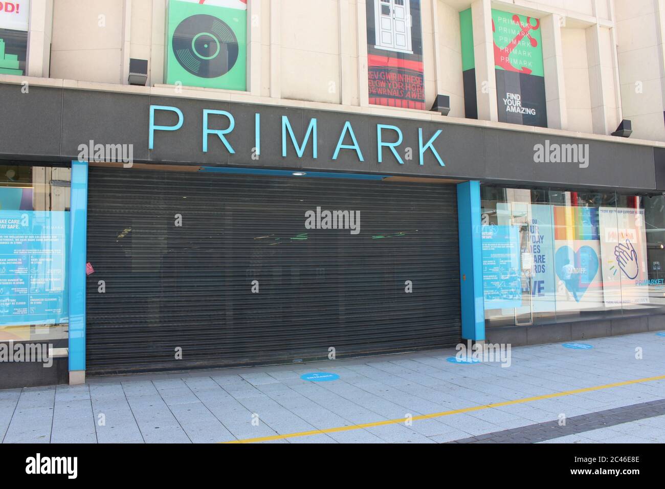 Ein Foto eines verschalterten Cardiff Primark-Geschäfts. Noch nicht öffentlich zugänglich, da andere nicht unbedingt notwendige Geschäfte geöffnet werden. Stockfoto