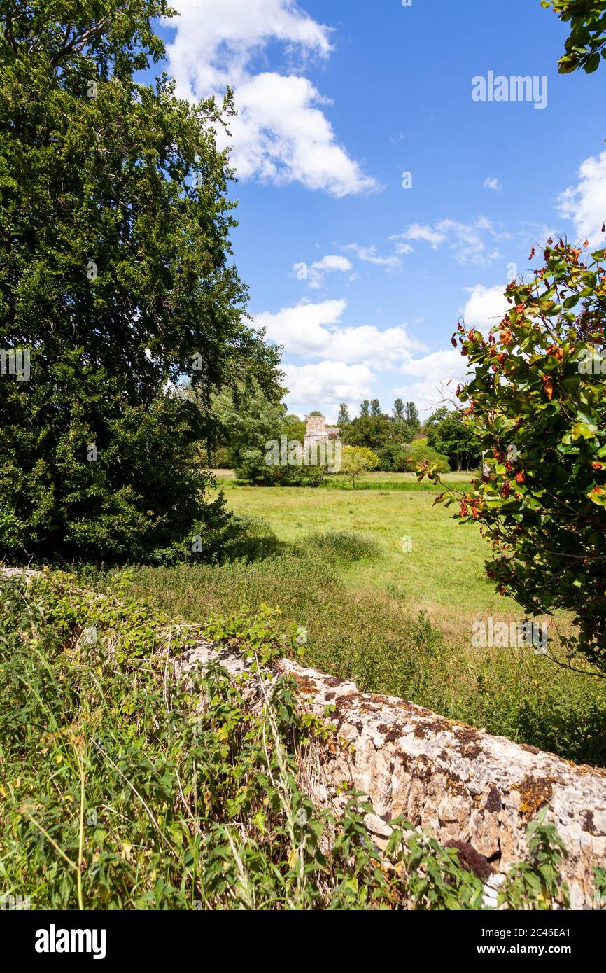 Die normannische Kirche von St. James im Coln Valley im Cotswold Dorf Coln St Dennis, Gloucestershire, Großbritannien Stockfoto