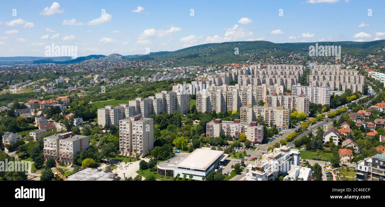 Betonblock von Wohnungen, Luftaufnahme in Gazdagret in Budapest, Ungarn, Europa. Stockfoto