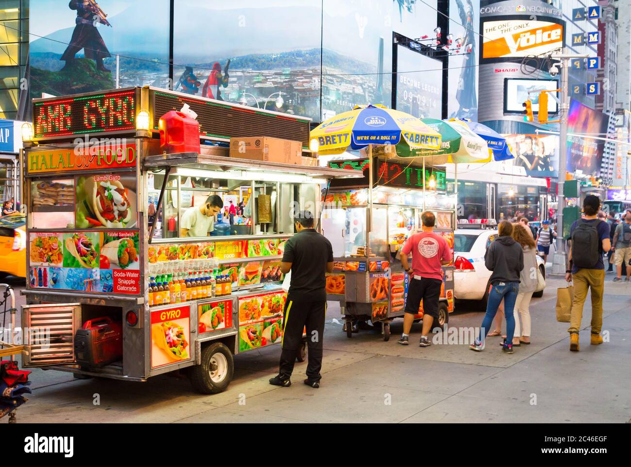 NEW YORK CITY, USA - 30. AUGUST 2014: Food Trucks in New York City. Menschen sind außerhalb der LKWs zu sehen Stockfoto