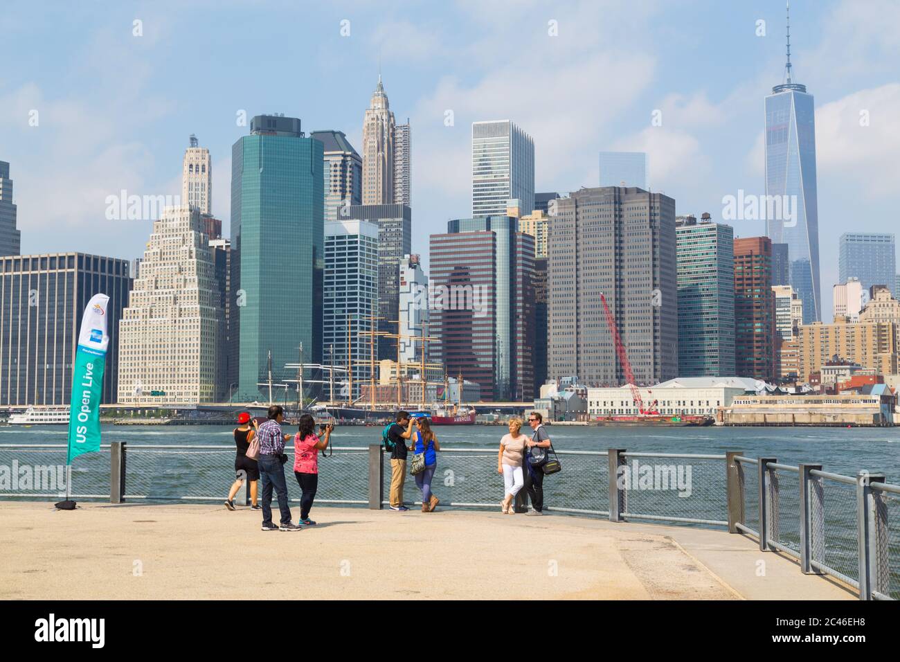NEW YORK CITY, USA - 31. AUGUST 2014: Menschen, die mit der New York Skyline im Hintergrund fotografieren Stockfoto