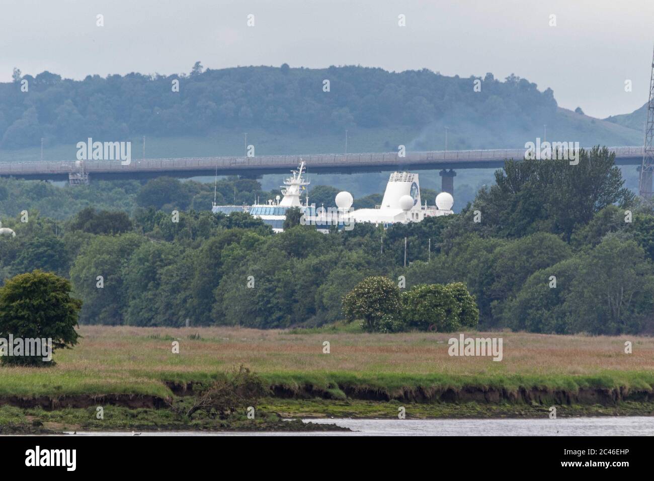 Glasgow, Schottland. 24. Juni 2020.die versammelten Massen bekommen ihren ersten Blick auf die The Passenger Liner The Azamara Journey, als sie unter der Erskine Bridge entlang des Flusses Clyde dreht, bevor sie in Renfrew, Colin Poultney / Alamy Live News anlegt Stockfoto