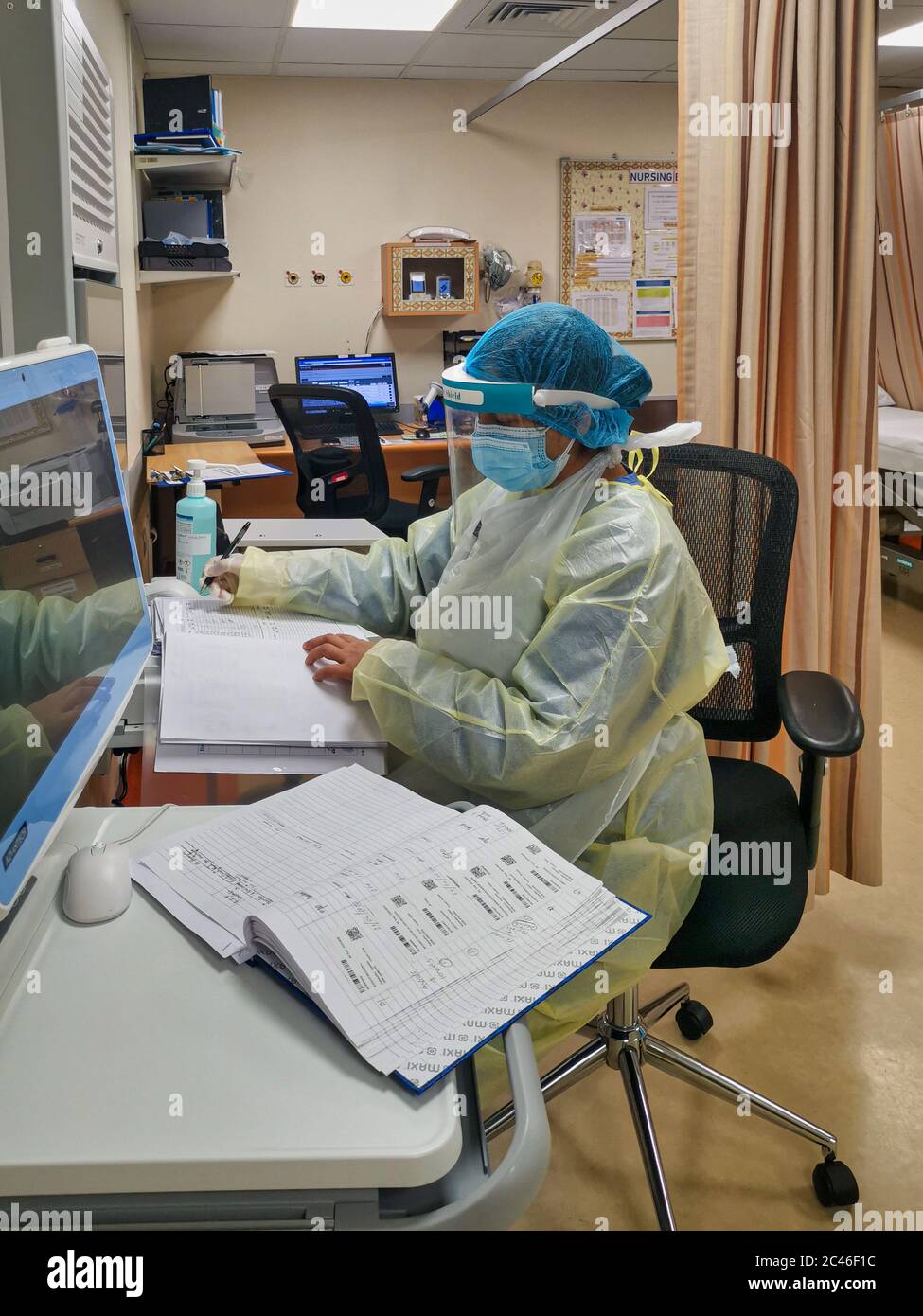 Krankenschwester mit persönlicher Schutzausrüstung (PSA) im Krankenhaus zur Bekämpfung der Corona-Viruserkrankung (COVID-19) Stockfoto