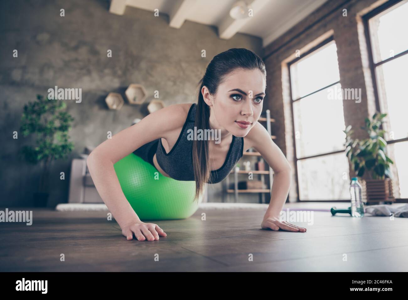 Nahaufnahme Foto von schönen Dame Quarantäne Hobby Training Hause dynamisch üben Beine auf fit Ball Plank Liegestütze drücken Übung Bizeps Hände Muskeln Stockfoto