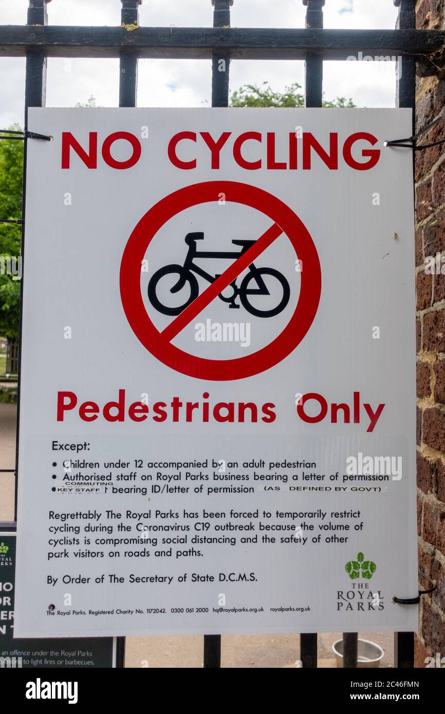 Schild, der darauf hinweist, dass während der Covid-19-Pandemie keine ARS oder Fahrräder in den Richmond Park, London, Großbritannien, einreisen dürfen. Stockfoto