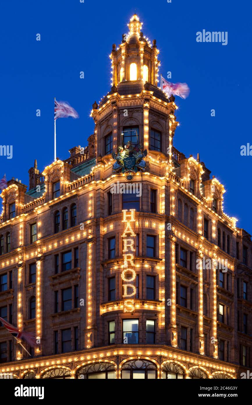 Harrods Kaufhaus beleuchtet bei Nacht, Knightsbridge, London, England, Großbritannien, Europa Stockfoto