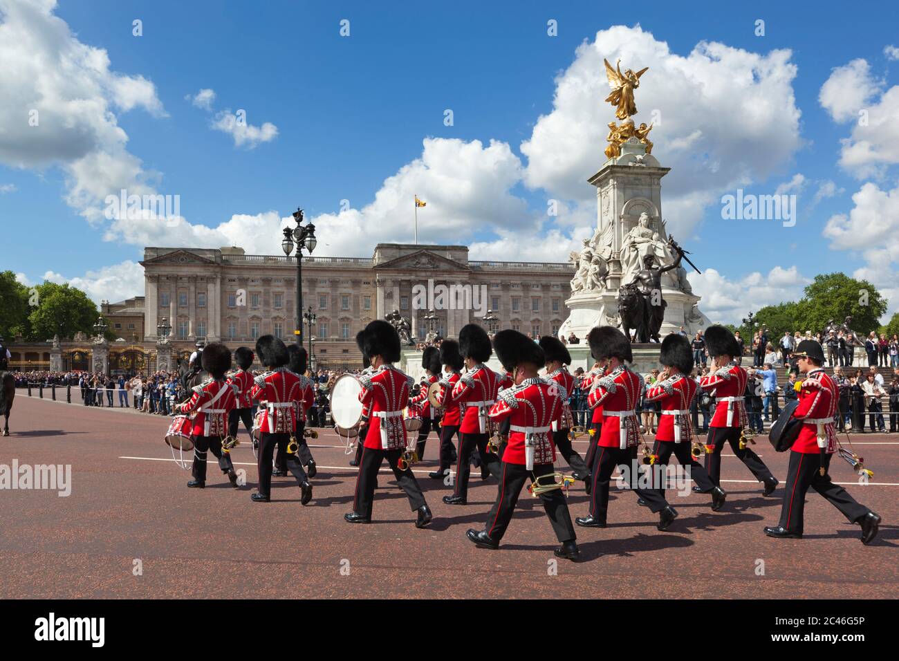 Die Gardengruppe marschiert am Buckingham Palace und dem Queen Victoria Monument vorbei, während der Wachwechsel in London, England, Großbritannien Stockfoto