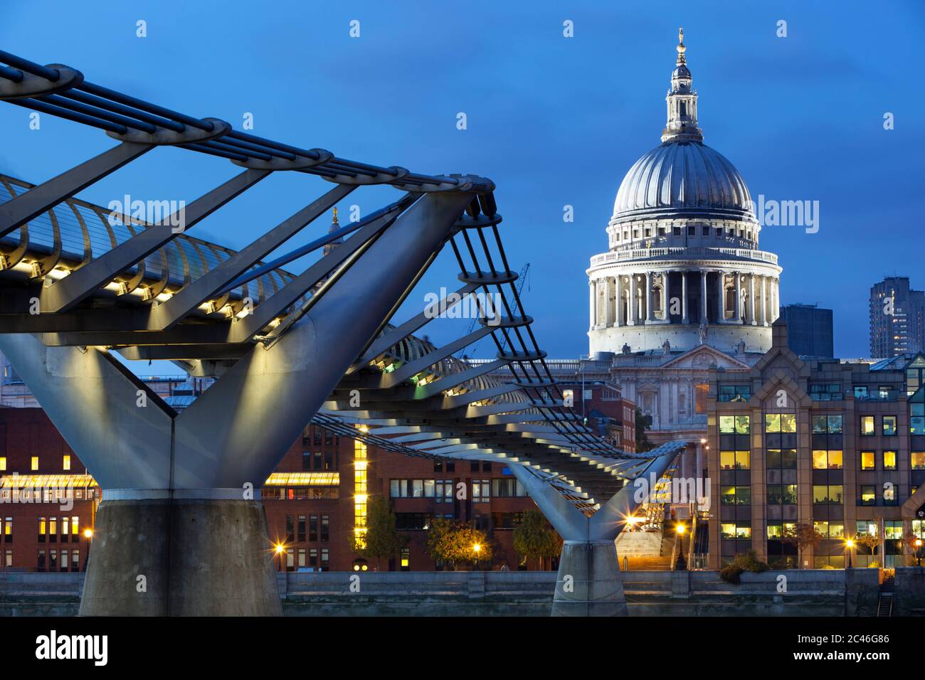 Millennium Bridge über Themse und St Paul's Cathedral in der Abenddämmerung, London, England, Großbritannien, Europa Stockfoto