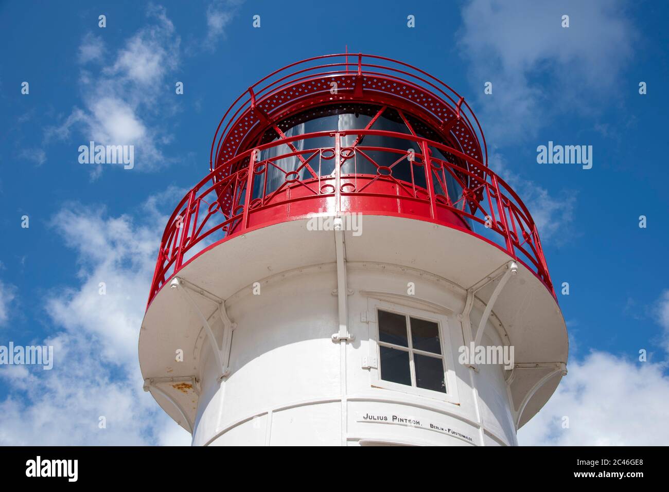 Hiddensee, Deutschland. Juni 2020. An der Südspitze der Insel Hiddensee erhebt sich der Leuchtturm Gellen mit seinem weißen Schaft und der roten Haube. Die 16.8 Quadratkilometer große Insel Hiddensee gilt als "Perle der Ostsee". Seit 1990 ist es Teil des Nationalparks Vorpommersche Boddenlandschaft. Quelle: Stephan Schulz/dpa-Zentralbild/ZB/dpa/Alamy Live News Stockfoto