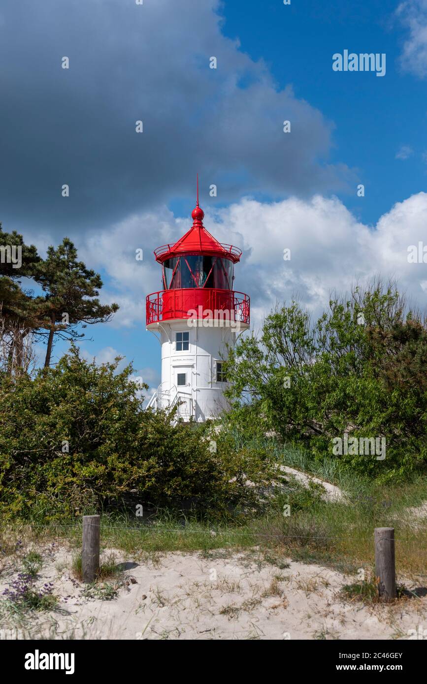 Hiddensee, Deutschland. Juni 2020. An der Südspitze der Insel Hiddensee erhebt sich der Leuchtturm Gellen mit seinem weißen Schaft und der roten Haube. Die 16.8 Quadratkilometer große Insel Hiddensee gilt als "Perle der Ostsee". Seit 1990 ist es Teil des Nationalparks Vorpommersche Boddenlandschaft. Quelle: Stephan Schulz/dpa-Zentralbild/ZB/dpa/Alamy Live News Stockfoto