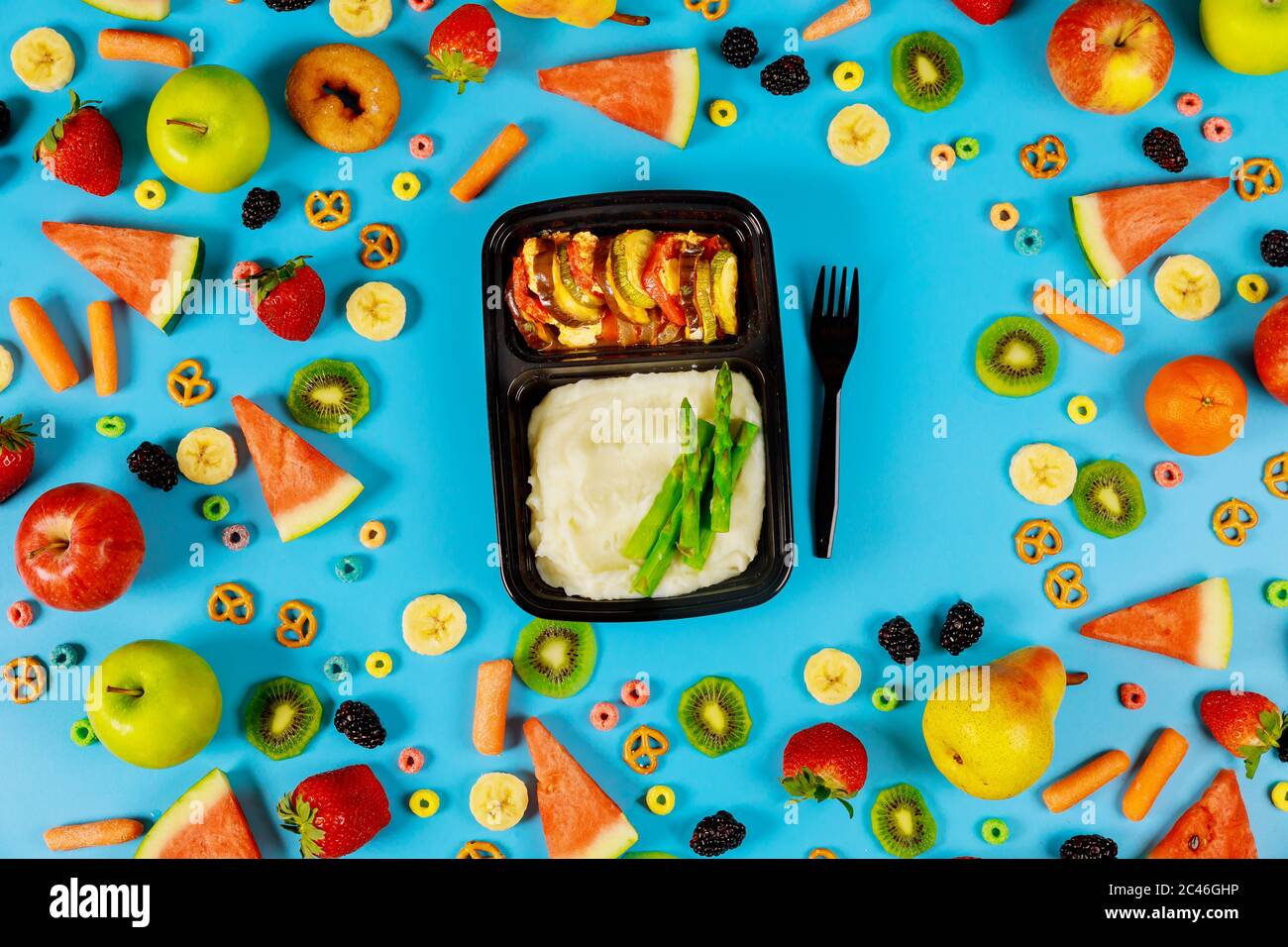 Kartoffelpüree mit Spargel und Ratatouille in Lebensmittelbehälter mit Gabel. Stockfoto
